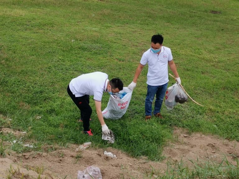 VIS Vietnam to collect garbage in Vinh Tuy Bridge for environment activity