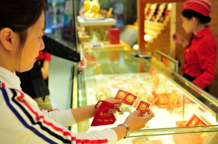 Locals switch to purchase gold online on God of Wealth Day